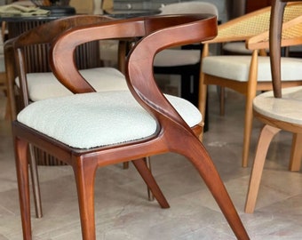 Hadmade houten stoel, walnoothout, katoenen zitting in verschillende kleuren,