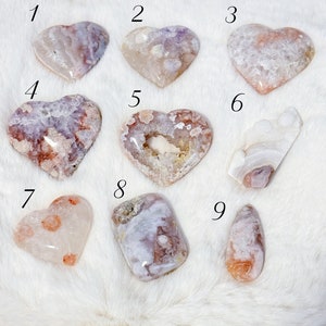 Blütenachat und Bergkristall mischen sich in Herz- und Anhängerform