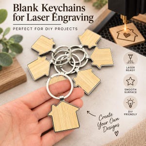 Könnte beinhalten: Eine Sammlung von hausförmigen Schlüsselanhängern mit hellem Holzkern und silbernen Metallrahmen. Der Text lautet Blank Keychains for Laser Engraving, PERFECT FOR DIY PROJECTS, LASER READY, SMOOTH SURFACE, DIY FRIENDLY und Create Your Own Designs.
