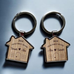 Porte-clés en Bambou Personnalisé Cadeau Maison Neuve Présent Emménagement Cadeau Couple Porte-clés Gravé avec Prénom et Date Unique gravé