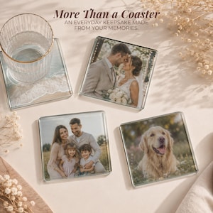 Op de afbeelding: Vier vierkante glazen onderzetters met aangepaste fotoafdrukken. De afbeeldingen tonen een strand, een bruidspaar, een gezin van vier en een golden retriever. De tekst luidt: More Than a Coaster AN EVERYDAY KEEPSAKE MADE FROM YOUR MEMORIES.