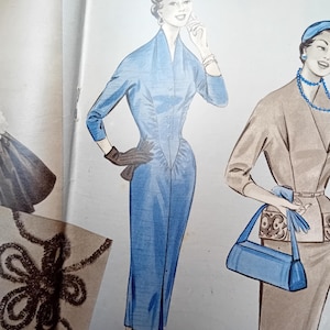Könnte beinhalten: Eine Vintage-Modeillustration mit zwei Frauen in Kleidern. Die Frau links trägt ein blaues Kleid mit einem taillierten Oberteil und einem Rock, der bis zu den Knien reicht. Die Frau rechts trägt ein braunes Kleid mit einem taillierten Oberteil und einem Rock, der bis zu den Knöcheln reicht. Der Text "ODER SEIDE" ist oben auf der Seite gedruckt.
