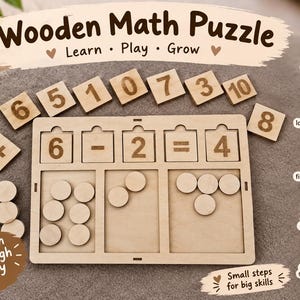 Op de afbeelding: Een houten rekenpuzzelset met een rechthoekig bord met sleuven voor vierkante cijfertegels en ronde telfiches. Het bord toont de vergelijking 6 - 2 = 4. Inclusief losse cijfertegels 6, 5, 1, 0, 7, 3, 10, 8 en een plusteken-tegel.