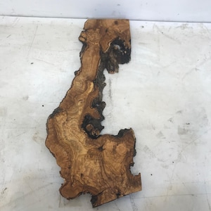 Lastra di legno d'ulivo con bordo vivo, dettagli in resina - Vassoio rustico fatto a mano (15x12x1,18 pollici)