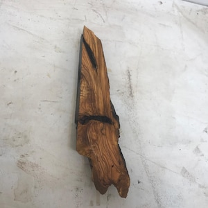 Fetta di legno d'ulivo in resina epossidica, tavola turca con bordo grezzo, fatta a mano