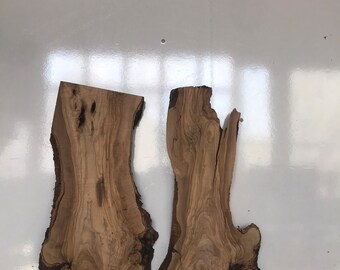 Può includere: Due pezzi di legno con una finitura a grana di legno naturale. Il legno ha una forma unica ed è perfetto per l'artigianato.