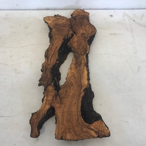 Turkse olijfhouten plaat met levende rand, epoxyhars riviertafelplank (15,3" x 6,6" x 1,18")