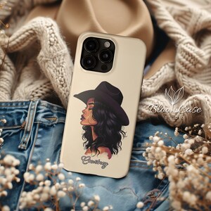 カウガール パーソナライズ iPhone ケース - カウボーイハットをかぶった黒髪の少女 - ウエスタン、カントリー - iPhone 15、14、13、12、11 Pro、Plus、Max 用 - ギフト