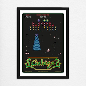Puede incluir: Un póster de estilo retro con una imagen pixelada del clásico juego de arcade Galaga. El póster tiene un fondo negro con un título verde y blanco, "Galaga", y una imagen pixelada de la nave espacial del juego y los enemigos alienígenas. El póster también incluye la puntuación más alta del juego, 1UP, y la fecha de lanzamiento.