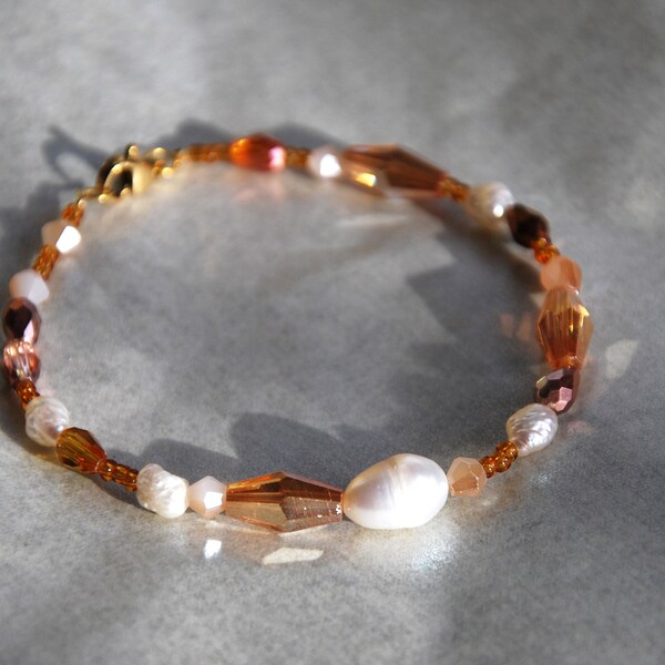 LYCE ~ Bracelet perlé nacre et cristal orange fumé