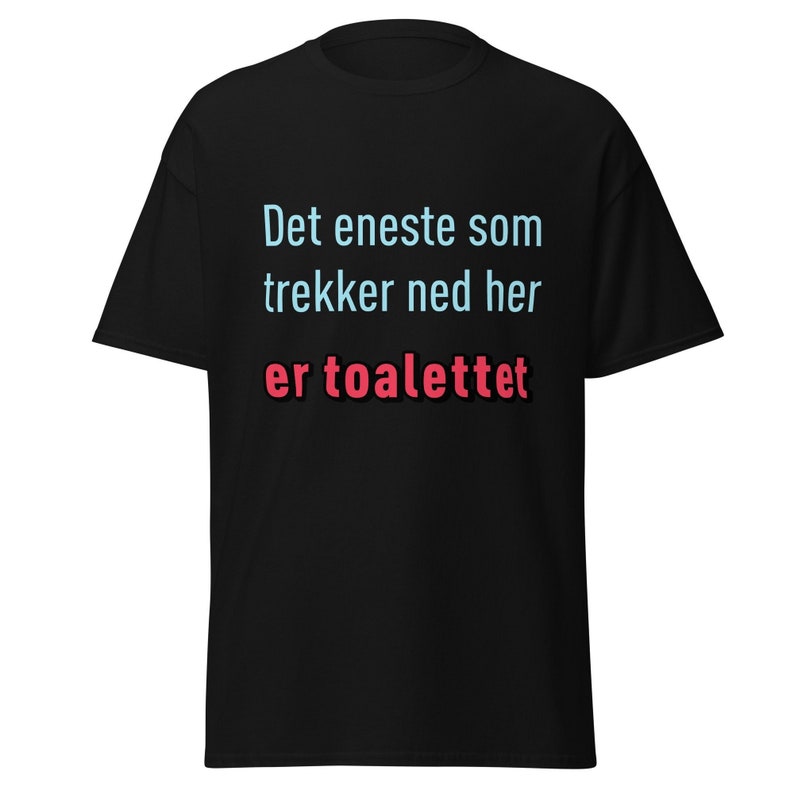 Norsk Humor T-skjorte: 'Det eneste som trekker ned her er toalettet' image 1
