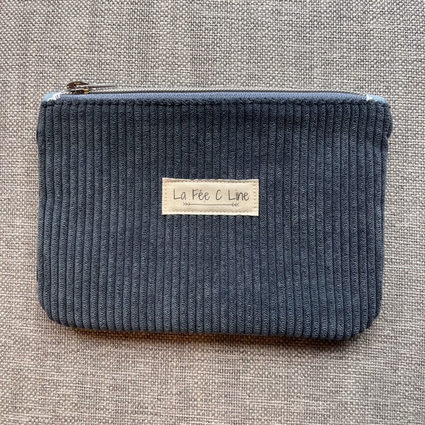 Pochette zippée en velours bleu avec une jolie doublure avec des fleurs