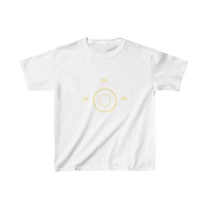 Könnte beinhalten: Ein weißes kurzärmeliges T-Shirt mit einer gelben Grafik mittig auf der Brust. Die Grafik besteht aus einem gelben Kreis, wobei die Zahl 111 jeweils oberhalb, links und rechts vom Kreis angeordnet ist, was ein symmetrisches Design ergibt.