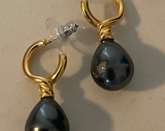Vintage MMA 1984 faux pearl gold plated stud earrings. Metropolitan Museum of Art.