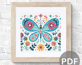 Peut inclure: Un motif de point de croix encadré représentant un papillon coloré avec des accents floraux. Le papillon est bleu, vert, rose et blanc. Les fleurs sont jaunes, roses et rouges.