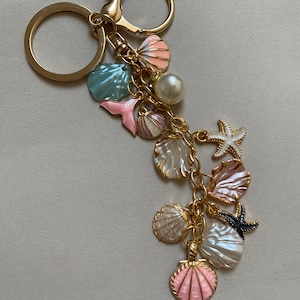 Pearl and Shell Keychain, Key Chain Beach Theme, Handmade Beach Keychain Charm, Purse Charm Ocean, Seaschell Purse Charms, Mermaidcore Bag