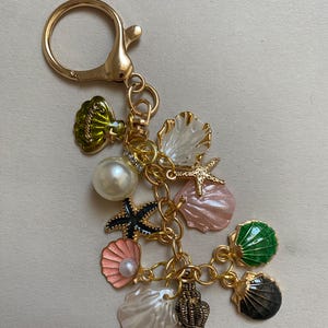 Pearl and Shell Keychain, Key Chain Beach Theme, Handmade Beach Keychain Charm, Purse Charm Ocean, Seaschell Purse Charms, Mermaidcore Bag