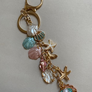 Pearl and Shell Keychain, Key Chain Beach Theme, Handmade Beach Keychain Charm, Purse Charm Ocean, Seaschell Purse Charms, Mermaidcore Bag