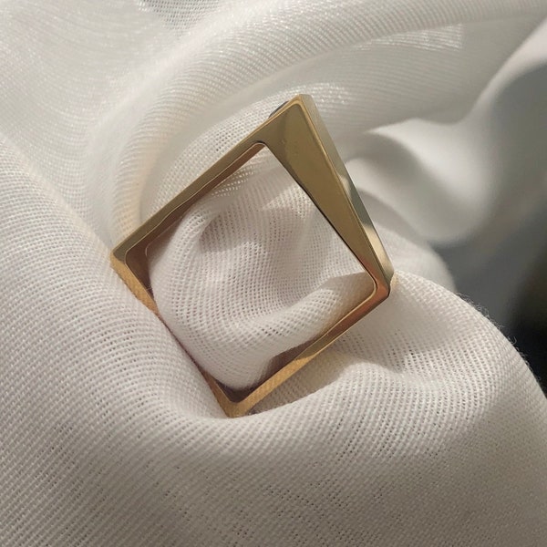 SQUARE GENIE Sapphire golden ring, blue gemstone, geometrical band ring shaped as square, unisex jewelry, square minimalistic ring