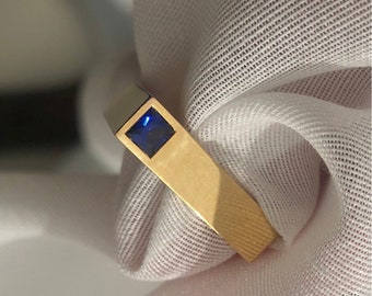 Saffier gouden ring met blauw wit gele edelsteen, geometrische bandring in de vorm van een vierkant