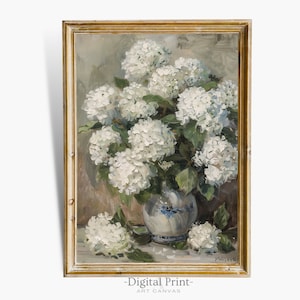 Op de afbeelding: Een ingelijst schilderij van een boeket witte hortensia's in een blauw-witte vaas. De bloemen zijn gerangschikt in een vaas met een bloemenpatroon. Het schilderij heeft een lichtgrijze achtergrond.