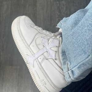 Pode incluir: Um conjunto de três canecas de cerâmica com acabamento manchado e fosco. As canecas são em tons de creme, cinza claro e cinza escuro. Cada caneca tem um design simples e minimalista e uma alça arredondada.