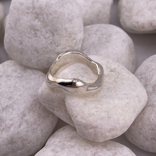 Ring van vloeibaar zilver, ring van gesmolten metaal, ring met golvende band, gebogen ring van massief sterling zilver, organische vorm.