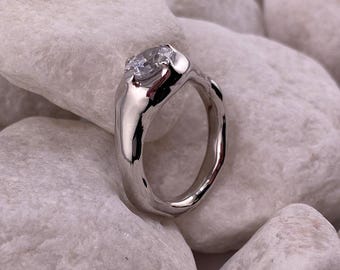 Ring aus flüssigem Silber, Verlobungsring, Ring aus geschmolzenem Metall, Band in gewellter Form, gebogener Ring aus massivem Sterlingsilber, organische Form, Ring mit einem Stein.