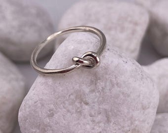 Silberner Knotenring, Liebesknotenring, silberner Freundschaftsring, silberner Knotenring, Ring für beste Freundin und Brautjungfern.
