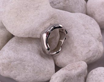 Ring aus flüssigem Silber, Ring aus geschmolzenem Metall, Band in gewellter Form, gebogener Ring aus massivem Sterlingsilber, gewellter, klobiger Ring, organische Form.