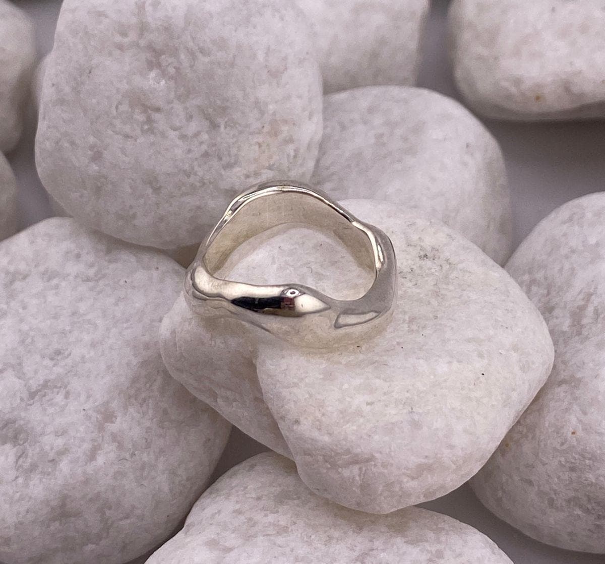 Ring aus flüssigem Silber, Ring aus geschmolzenem Metall, Band in Wellenform, gebogener Ring aus massivem Sterlingsilber, organische Form.