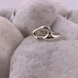 Abstract shape ring, Liquid silver ring, Wavy ring, Free form band, Organic shape ring, Irregular melted silver ring, contemporary art.