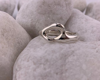 Ring mit abstrakter Form, Ring aus flüssigem Silber, gewellter Ring, Band mit freier Form, Ring mit organischer Form, Ring aus unregelmäßig geschmolzenem Silber, zeitgenössische Kunst.