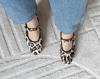 Stort projekt. Pälsiga leopardmönstrade Mary Janes. Rent handgjorda.