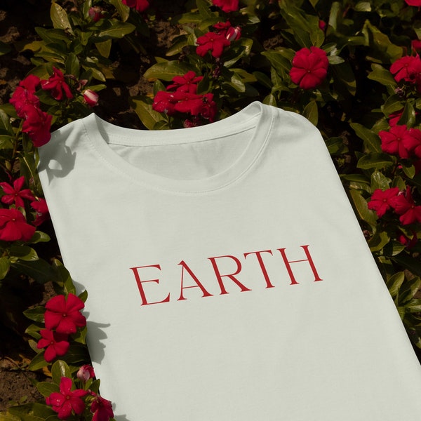 EARTH Tee • Ästhetisches T-Shirt • Feminines Top • Minimaler Stil • Damen Basics • Geschenk für sie • Zitat Typo Shirt