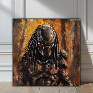 Könnte beinhalten: Quadratische Leinwandkunst mit einer detaillierten Malerei des Predators. Das Kunstwerk zeigt den gepanzerten Körper des außerirdischen Jägers, seine Dreadlocks und seine Maske mit leuchtend orangefarbenen Augen. Der Hintergrund hat einen strukturierten, abstrakten Stil mit warmen Tönen.