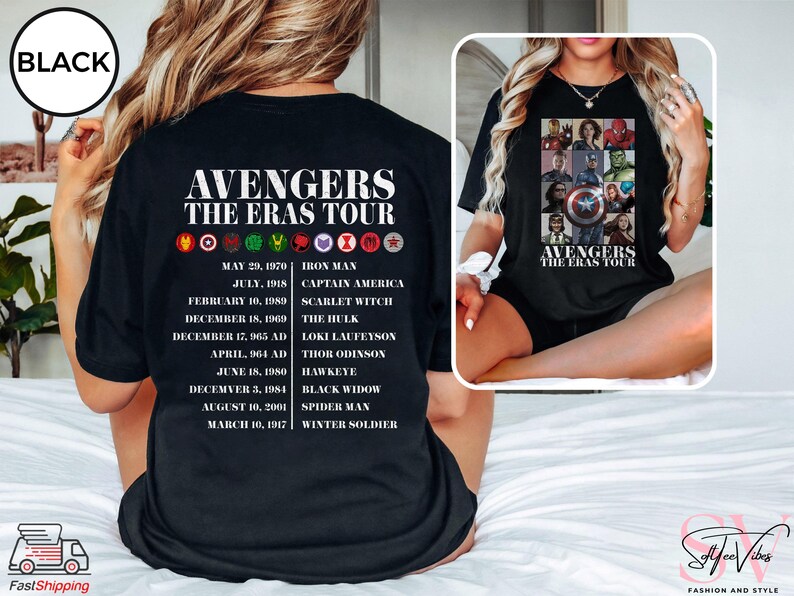 Może przedstawiać: Czarny T-shirt z białym nadrukiem logo Avengers i tekstem "Avengers The Eras Tour". Grafika zawiera daty i nazwiska każdego z Avengers&oacute;w, w tym Iron Mana, Kapitana Amerykę, Szkarłatną Wiedźmę, Hulka, Lokiego Laufeysona, Thora Odison, Hawkeye, Czarną Wdowę, Spider-Mana i Zimowego Żołnierza.