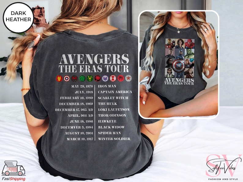 Może przedstawiać: Szary t-shirt w kolorze ciemnego hedera z białym nadrukiem logo Avengers i tekstem "Avengers The Eras Tour". Nadruk zawiera kolaż postaci Avengers i ich odpowiadające im daty trasy koncertowej.