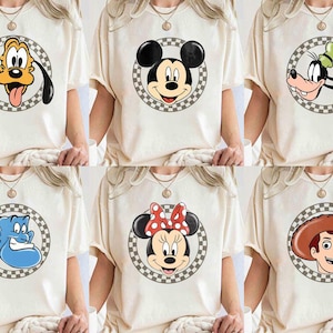 レトロなディズニー全キャラクターのカスタムシャツ、ミッキーと仲間のチェック柄シャツ、マジックキングダム、ディズニーマッチングシャツ、ディズニーランドファミリーシャツ