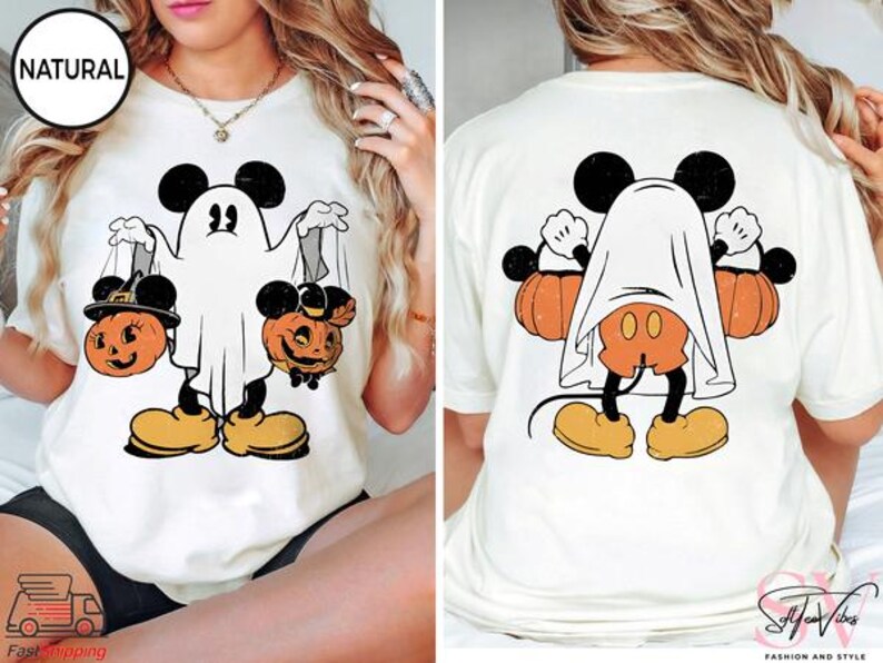 Puede incluir: Camiseta blanca con una ilustraci&oacute;n de estilo vintage de Mickey Mouse vestido de fantasma sosteniendo dos calabazas de jack-o'-lantern. La parte posterior de la camiseta presenta a Mickey Mouse con una s&aacute;bana de fantasma drapeada sobre su espalda.