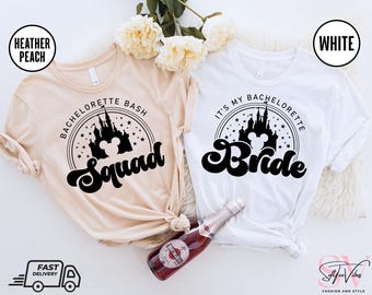 Könnte beinhalten: Zwei T-Shirts mit einem Schwarz-Weiß-Motiv von Cinderellas Schloss mit Mickey-Maus-Ohren. Der Text auf den Shirts lautet "Bachelorette Bash Squad" und "It's My Bachelorette Bride".