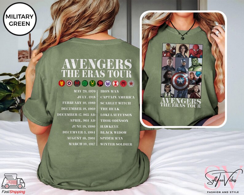 Może przedstawiać: Zielona koszulka z grafiką postaci Avengers&oacute;w i tekstem "Avengers The Eras Tour". Grafika zawiera Iron Mana, Kapitana Amerykę, Szkarłatną Wiedźmę, Hulka, Thora Odyna, Lokiego Laufeysona, Sokoła, Czarną Wdowę, Spider-Mana i Zimowego Żołnierza. Daty ich pierwszych pojawień się są wymienione pod każdym bohaterem.