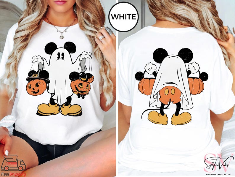 Puede incluir: Camiseta blanca con una ilustraci&oacute;n de estilo vintage de Mickey Mouse vestido de fantasma sosteniendo dos calabazas de jack-o'-lantern. El texto "WHITE" es visible en la esquina superior derecha de la imagen.