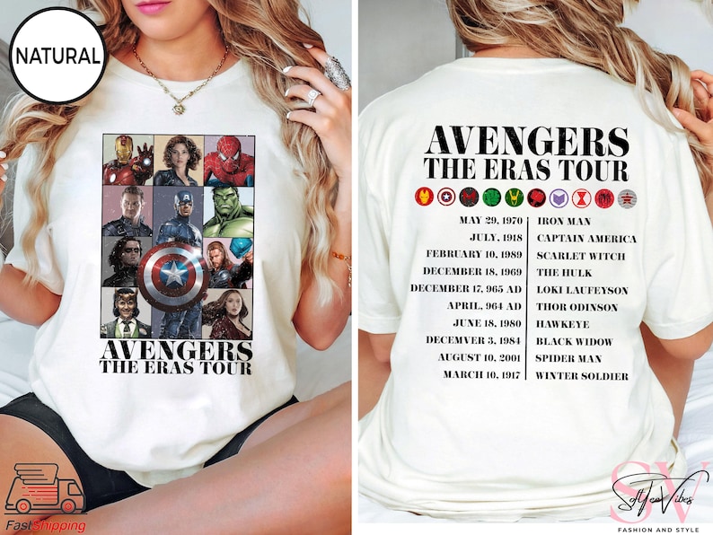 Może przedstawiać: Biały T-shirt z kolażem postaci Avengers, w tym Iron Man, Kapitan Ameryka, Thor, Hulk i Czarna Wdowa. Na plecach koszulki wymieniono postacie Avengers i ich pierwsze występy w Marvel Cinematic Universe.