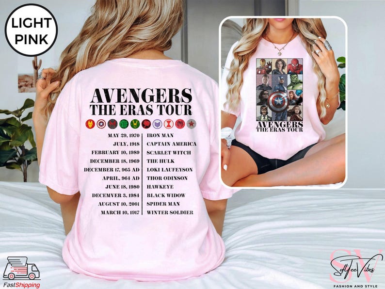 Może przedstawiać: R&oacute;żowy T-shirt z napisem "Avengers The Eras Tour" i listą postaci Avengers wraz z datami ich pierwszych pojawień się. Postacie to Iron Man, Captain America, Scarlet Witch, Hulk, Loki Laufeyson, Thor Odinson, Hawkeye, Black Widow, Spider-Man i Winter Soldier.