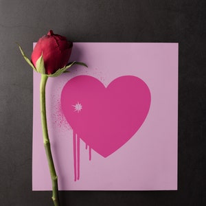 Cupid's Bullet - Wenskaart - Magenta Hart op Roze - 148 x 148 mm Vierkant - Liefde en Romantiek