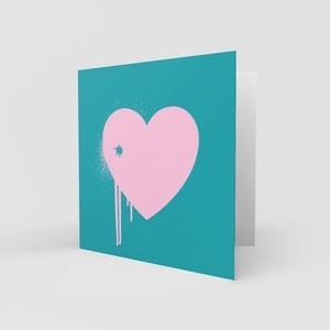Bala de Cupido - Tarjeta de felicitación - Corazón rosa sobre verde azulado - Cuadrado de 148 x 148 mm - Amor y romance