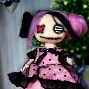 Muñeca de arte de trapo espeluznante y linda con cabello rosa negro y ojos de botón, muñeca única funky linda gótica pastel