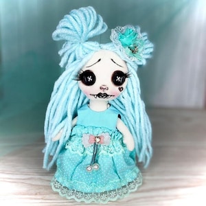 Espeluznante y lindo muñeco vampiro de tela gótica con grandes ojos de botón y cabello azul. Muñeca de trapo gótica. Muñeca gótica. Muñeca única vampiro. Decoración gótica pastel