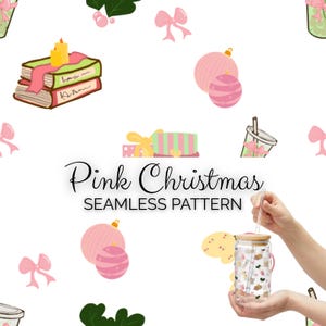 Op de afbeelding: Een naadloos patroon met roze kerstillustraties op een witte achtergrond. Het ontwerp bevat roze ornamenten, geschenkdozen, strikken, boeken en een glas met een rietje. De tekst "Pink Christmas Seamless Pattern" is ook aanwezig.